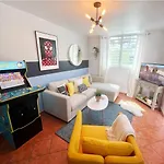 Stunning 2Br Home W Parking - Walk To Beach!