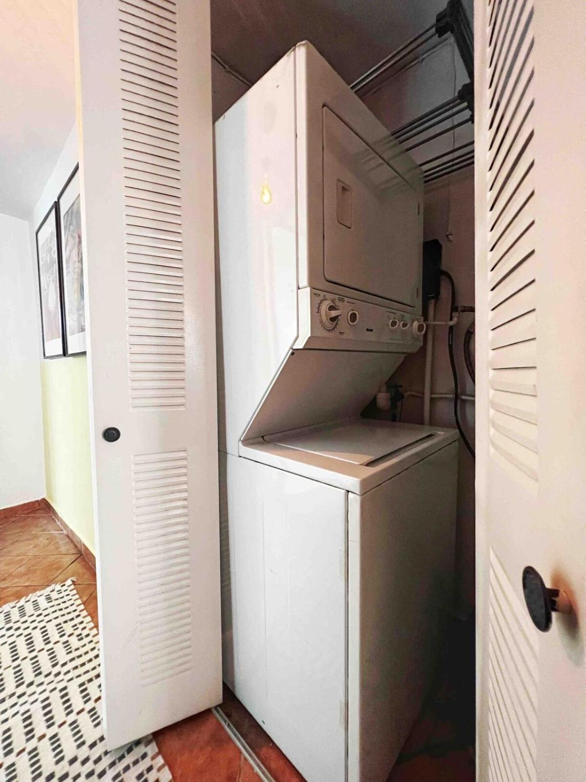Apartment Stunning 2br W Parking - Walk To Beach!
